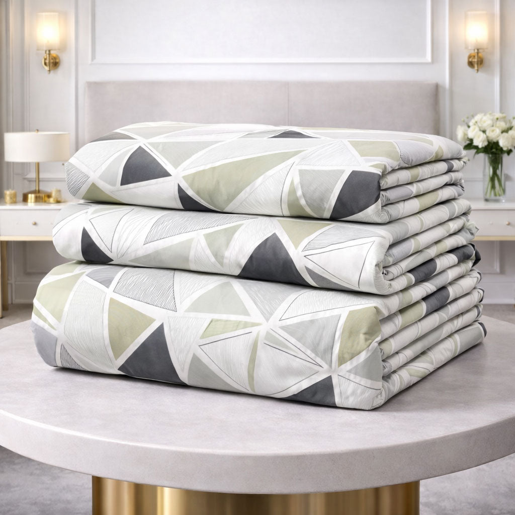 Pościel geometryczna jasna oliwkowa biała w trójkąty Holler 200x220 z prześcieradłem 4 el. Mil-X