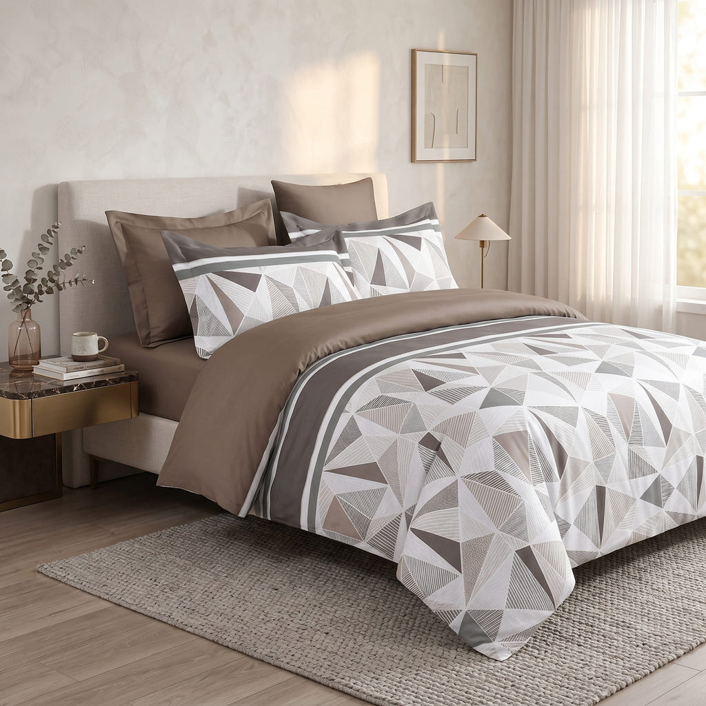 Pościel z mikrofibry dwustronna beżowa szara taupe brązowa w geometryczny wzór 160x200 3 el. Moderna Taupe h1565 - Lunatis