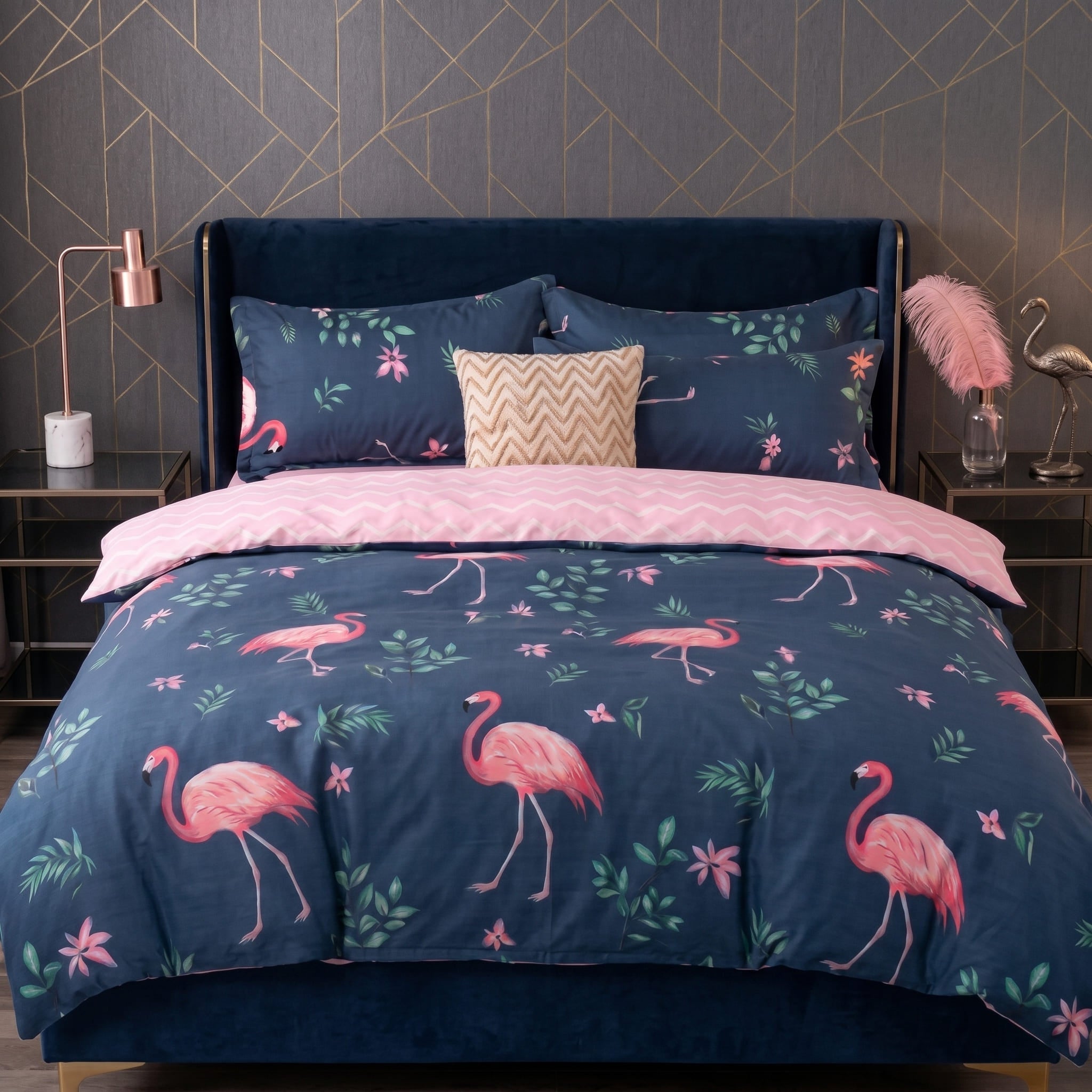 Pościel z mikrofibry dwustronna granatowa w flamingi i różowa 200x220 3 el. Flamingo Belle h836 - Lunatis