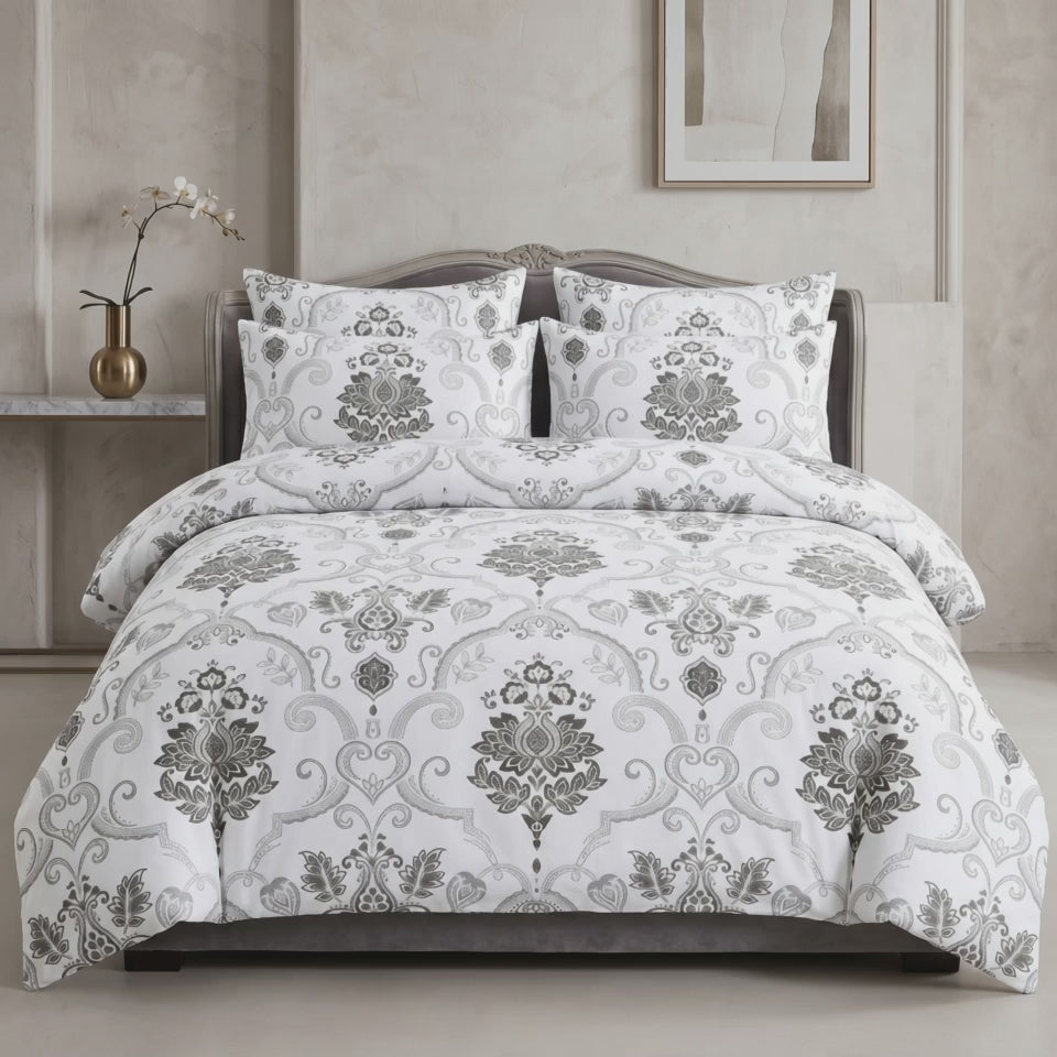 Pościel z mikrofibry biała w ornamenty 200x220 4 el. z prześcieradłem Silver Versailles h1597
